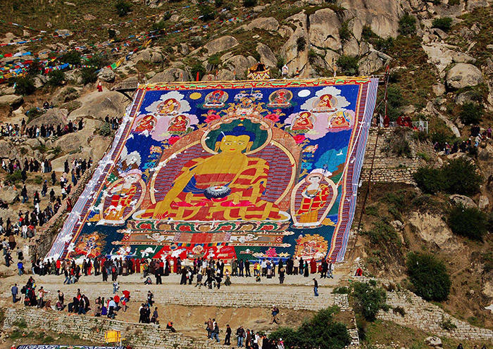ein riesiger Buddha-Wandteppich